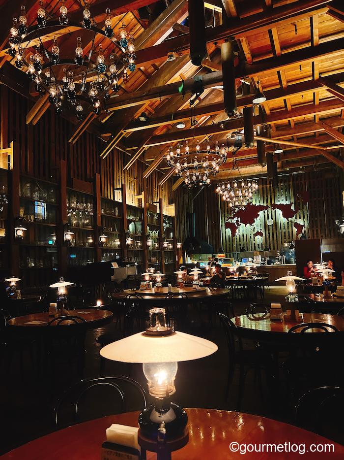 小樽の幻想的なカフェ 167個の石油ランプが灯る「北一ホール」を写真で 